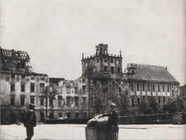 05_uniwersytet_gmach_glowny_1945.jpg (496623 bytes)