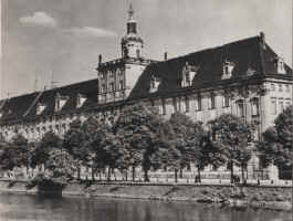 05_uniwersytet_gmach_glowny_1970.jpg (578001 bytes)