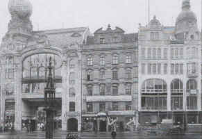 06_fragment_wschodniej_pierzei_rynku_1905.jpg (248748 bytes)