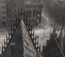 06_poludniowo-wschodnia_pierzeja_rynku_1945.jpg (732776 bytes)