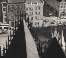 06_poludniowo-wschodnia_pierzeja_rynku_1970.jpg (649509 bytes)