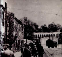 19_ulica_teatralna_1945.jpg (570541 bytes)